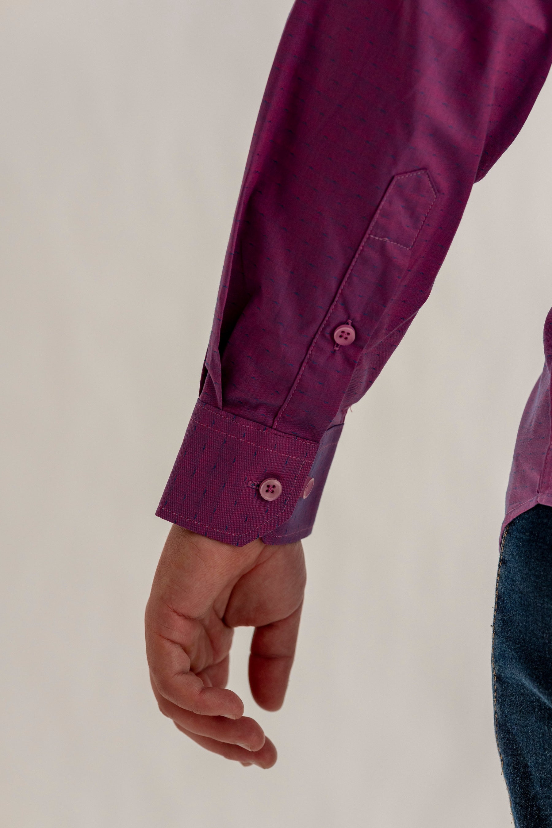 Camisa Rosa Acetinada - Detalhes Azuis