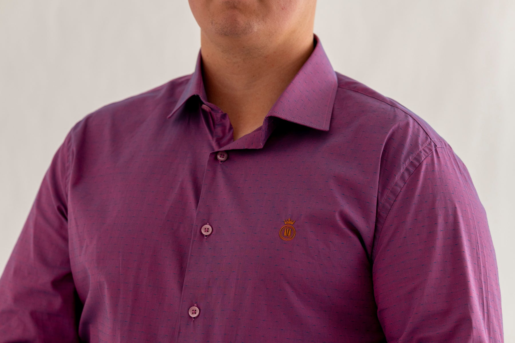 Camisa Rosa Acetinada - Detalhes Azuis